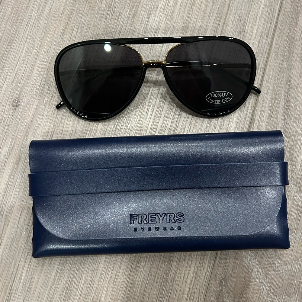 NWT Freyrs Shay sunglasses